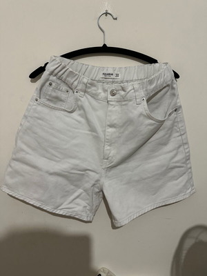 Pull & Bear λευκά σορτς με ψηλή μέση, μέγεθος M 38-40