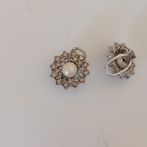 Small clip-on earrings like new, brass and pearl