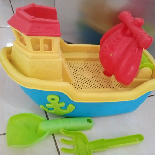 Sand boat set like new