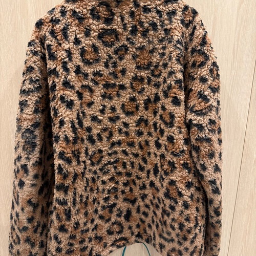 Leopard fleece used, warm and soft with pockets and zipper