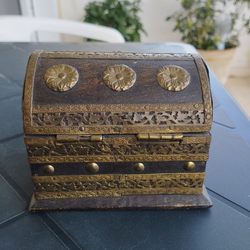 Wooden box like new with brass details handmade