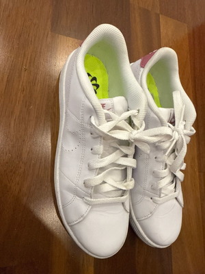 Nike Court Royal 2 Nature sneakers σε αρκετά καλή κατάσταση, μέγεθος 39, άσπρα με ροζ λεπτομέρειες