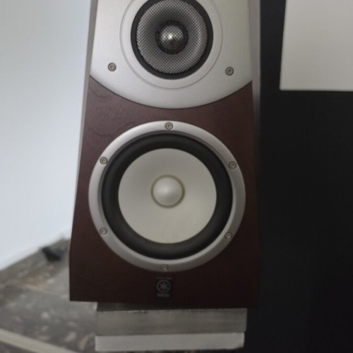 Yanaha Soavo 2 bookshelf and center speakers like new with stands