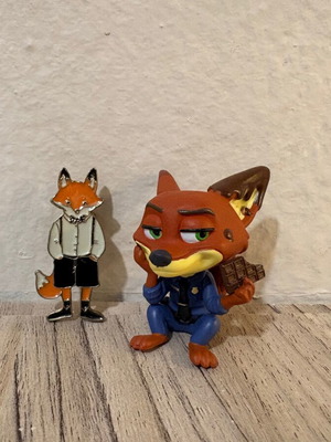 Zootopia Nick figure and fox pin