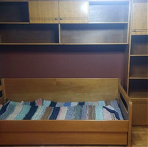 Ξύλινο σετ: καναπές / μονό κρεβάτι με συρτάρι και διπλή εταζέρα, σε άριστη κατάσταση