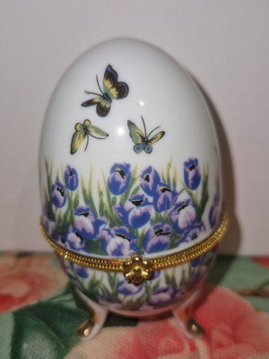 Limoge porcelain decorative egg like new