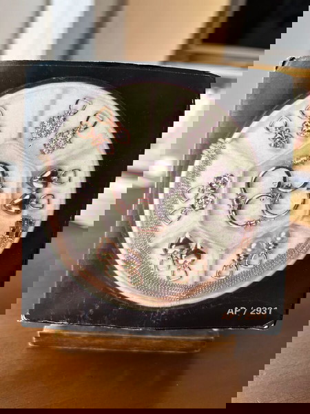 Σετ ανωτέρας ποιότητας φο μπιζού σκουλαρικιών 4 ζεύγη σε χρώμα χρυσό και 4 ασιμί, με 2 αλυσίδες.