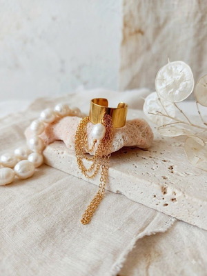 Steel ring with chains and faux pearl, like new, adjustable