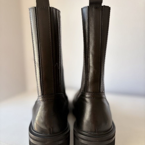 Black leather Chelsea ankle boots like new, size 42