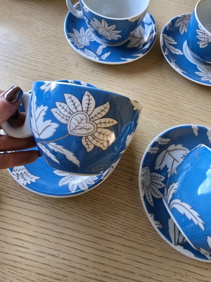 Large cups like new, set of 4 with saucers