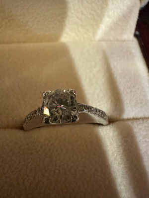 Пръстен с бяло злато 18K с един камък нов