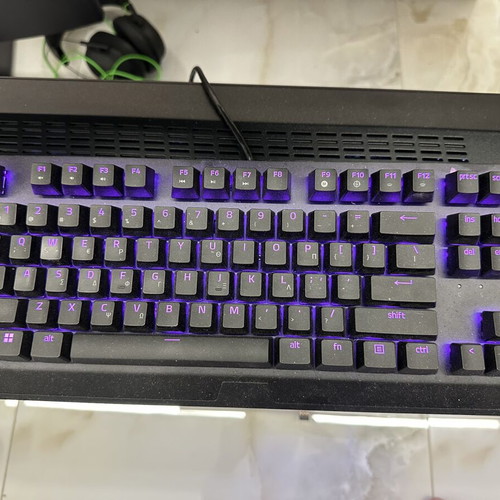 PC gaming with Ryzen 5 8400f, 32 GB RAM, 9060 XT, LG UltraGear 27 monitor