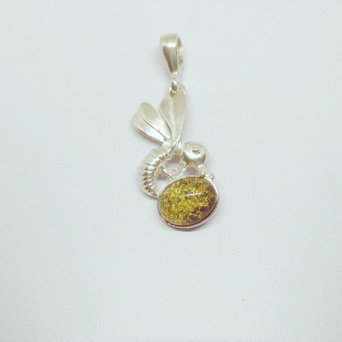 Silver bee pendant new with green amber 925°