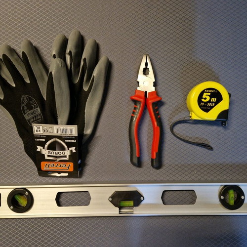 Set of 4 tools new with pliers, level, tape measure and nitrile gloves