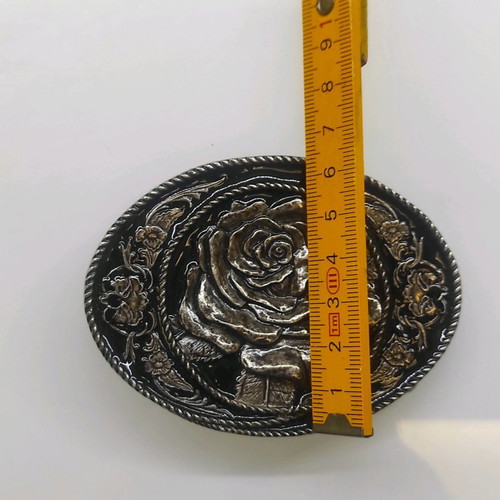 Vintage belt buckle with embossed rose like new, western/boho style