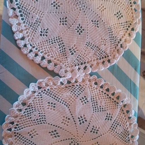 Set of 4 crochet tablecloths like new, 2 round and 2 square