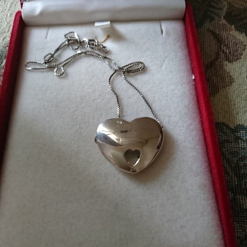 Silver heart-shaped pendant like new