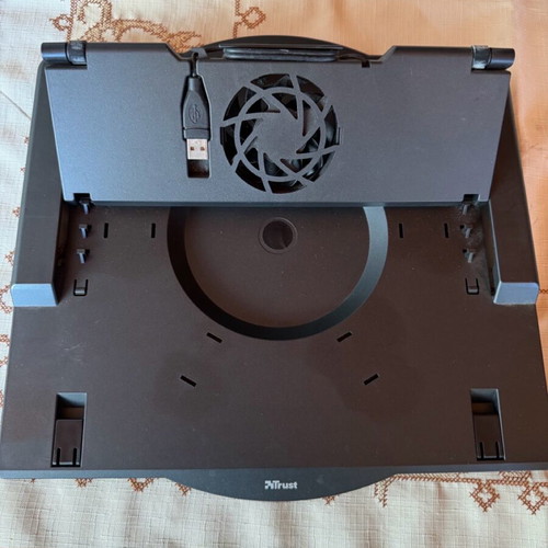 Trust laptop stand like new with USB connection and cooling fan
