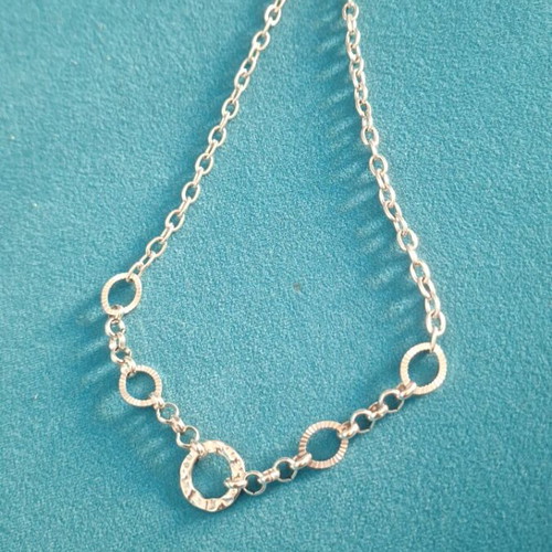 Necklace like new, silver color