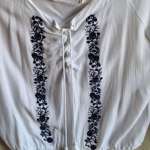 Surf Gypsy Medium Boho Peasant Top with Embroidery and Tassels like new