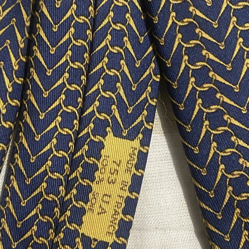 Hermès silk tie with classic gold chain pattern on blue background like new