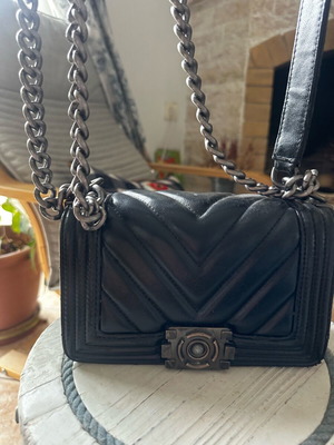 Exe crossbody bag like new, black with dark silver chain