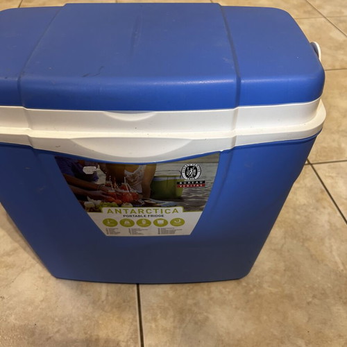 Portable sea cooler like new, blue plastic with handle lock