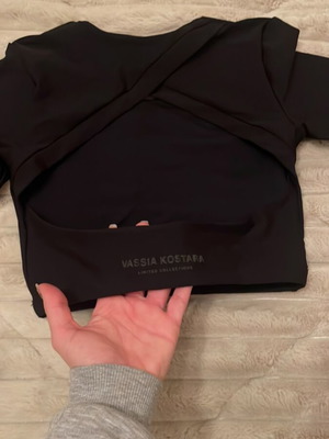 Vassia Kostara Fit and F-abs μπλούζα καινούργια, μαύρη, μέγεθος S