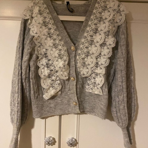 Cardigan with lace details and pearl button like new