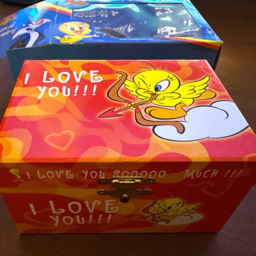 Vintage Looney Tunes musical jewelry box with Tweety like new