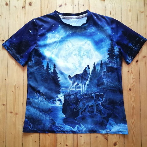Men's T-shirt with howling wolves print, size M