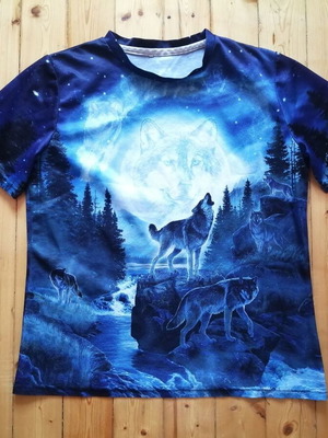 Men's T-shirt with howling wolves print, size M