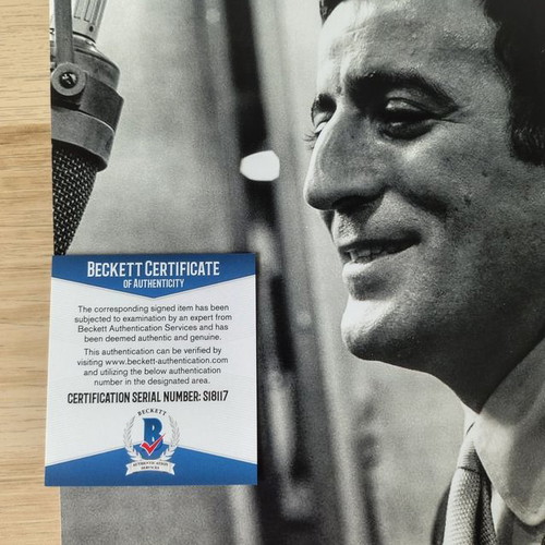 Tony Bennett photograph with handwritten signature like new, 25.5x20 cm