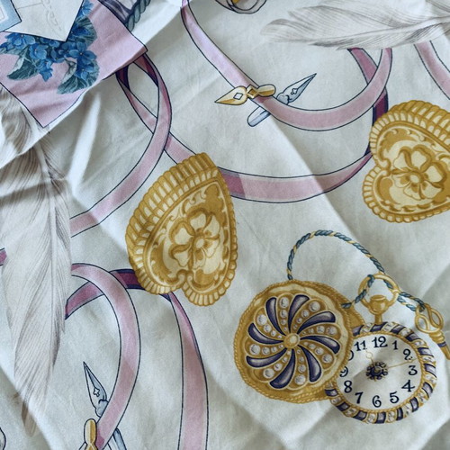 Gucci vintage silk scarf 90x90 with romantic multicolor motif used