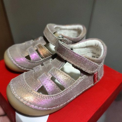Kickers anatomical baby sandals new, size 21, iridescent pink gold