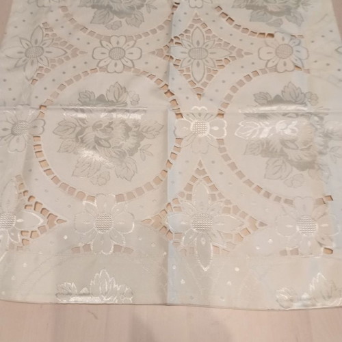 Set of 7 satin tablecloths and napkins cream new