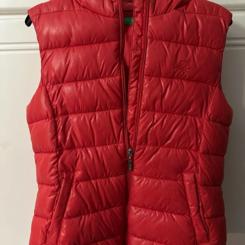 Benetton sleeveless vest with hood like new, red