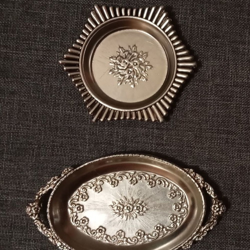 Small decorative plates like new, set of two