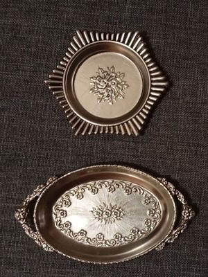 Small decorative plates like new, set of two