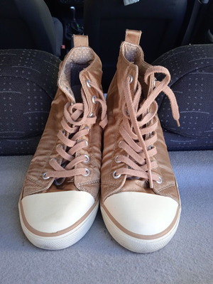 Γυναικεία παπούτσια Guess μεταχειρισμένα, νούμερο 40, άσπρο και μπεζ