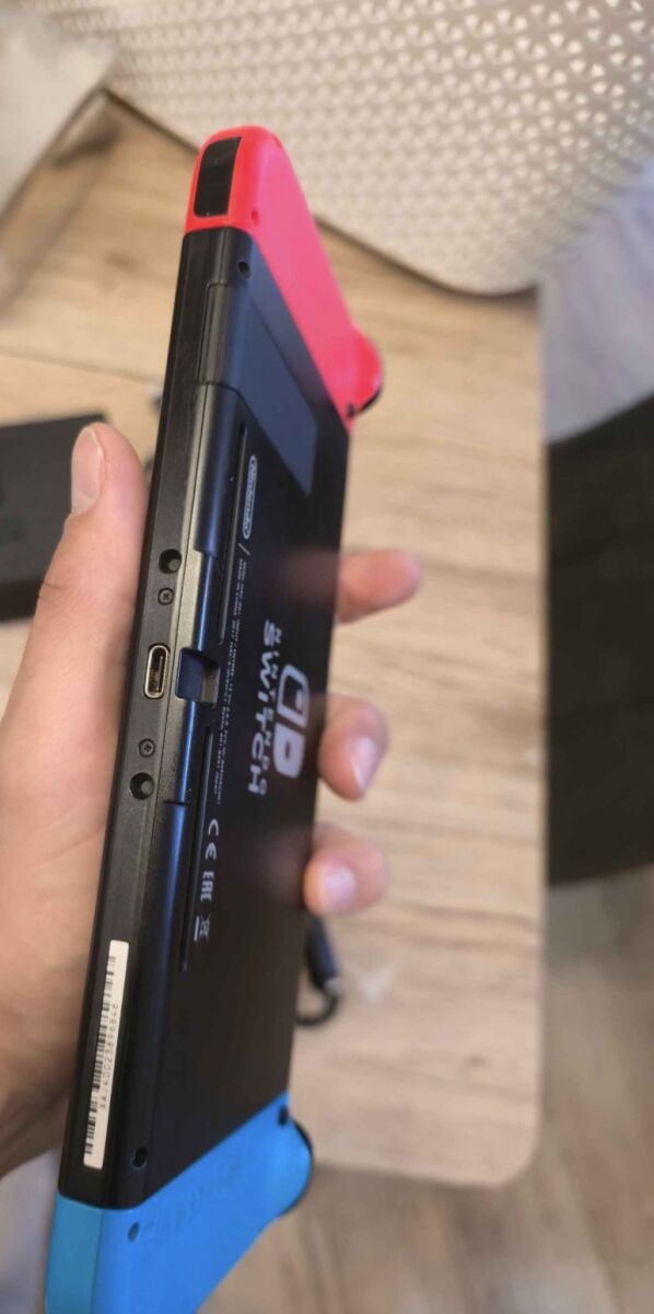 Nintendo Switch like new, complete set… - € 177,00 - Vendora.cy