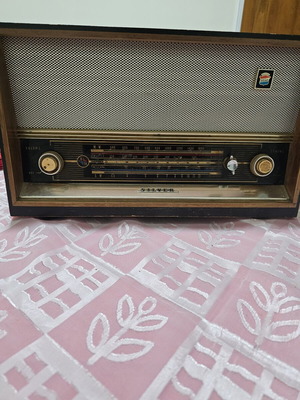 Vintage Silver Radio with Wooden Frame used, analog MW SW receiver