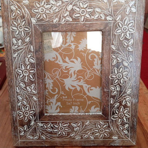 Wooden photo frame like new with embossed white daisies 31x26 cm