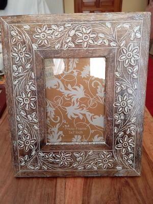 Wooden photo frame like new with embossed white daisies 31x26 cm