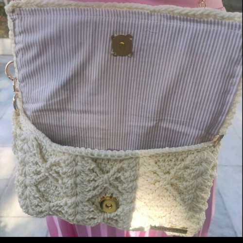 Handmade beige knitted shoulder bag with metal chain