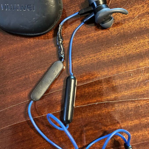 Huawei wireless Bluetooth earbuds used with case