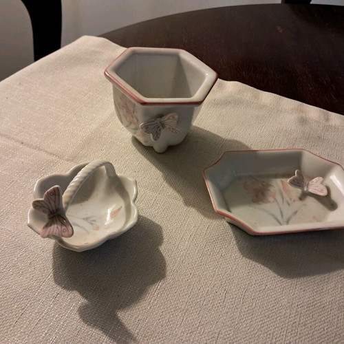 Porcelain set like new with small pot, ashtray and decorative basket