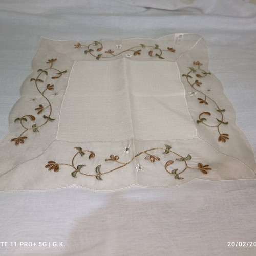 Decorative table linens set like new, 1 rectangular and 6 square pieces