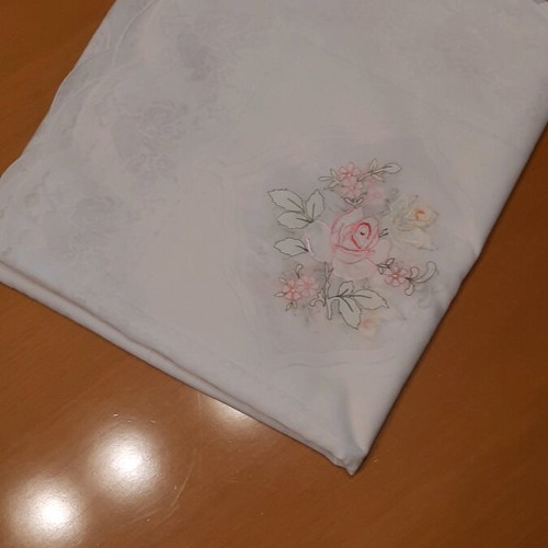 Tablecloth 160cm x 270cm new, white with pink roses