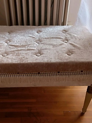 Stool like new, upholstered bench with wooden legs